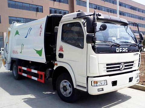 Dongfeng Camión compactador de basura de 7 metros cúbicos