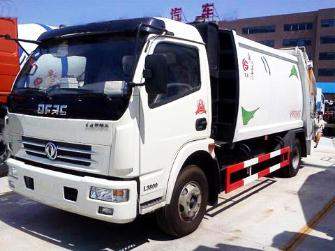 Dongfeng Camión compactador de basura de 7 metros cúbicos