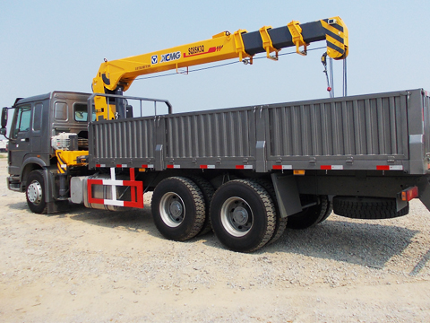 Camión howo sinotruk con grúa de brazo recto de 5 toneladas