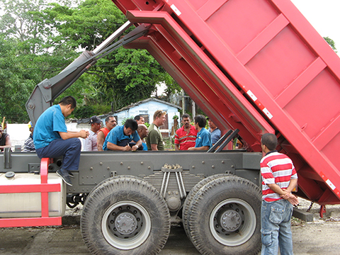 Camión volquete Sinotruk Howo 371hp 18 metros cúbicos