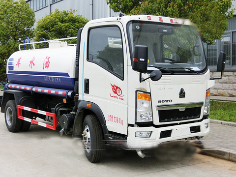 Sinotruk Howo 4x2 4000L Camión cisterna agua