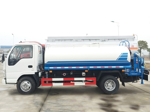 Isuzu 4 X 2 4000 Litros Camión cisterna agua