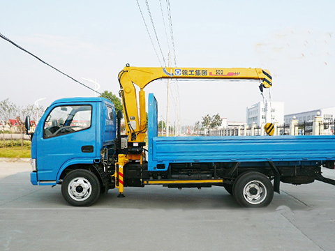 Camion-grue Dongfeng avec grue à bras droit de 2 tonnes