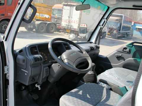 Camion de marchandise Isuzu 2 à 3 tonnes