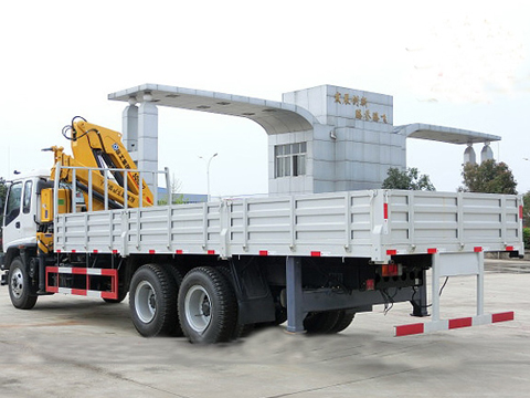 Camion-grue Isuzu avec grue à flèche de 5 tonnes 