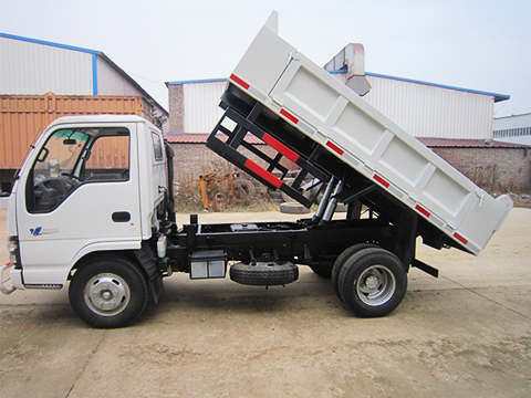 Camion benne Isuzu 4 à 5 tonnes