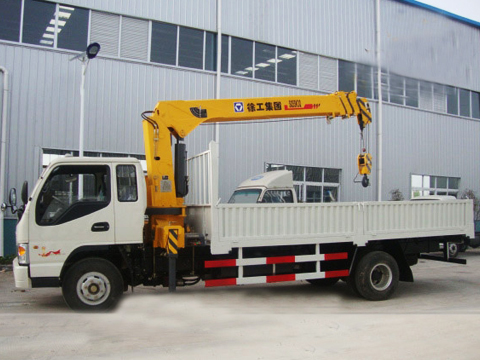 Camion Jac avec grue à bras droit de 3,2 tonnes