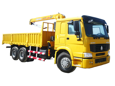 Camion Sinotruk Howo avec grue à bras droit de 5 tonnes