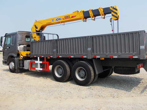 Camion Sinotruk Howo avec grue à bras droit de 5 tonnes