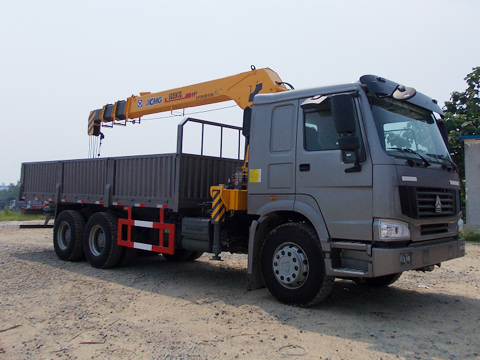 Camion Sinotruk Howo avec grue à bras droit de 5 tonnes