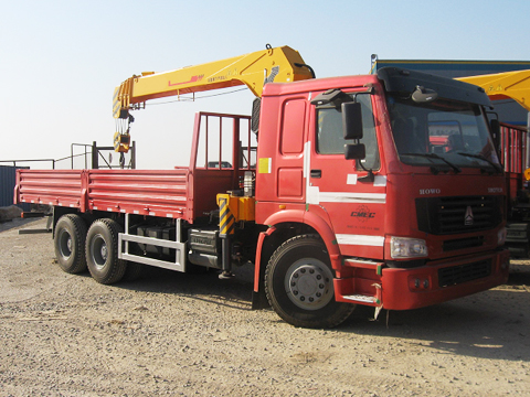 Camion Sinotruk Howo avec grue à bras droit de 5 tonnes