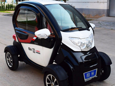 Petite voiture électrique pour le transport de la ville future Plus petit, léger, vert