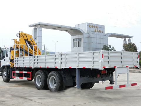 Isuzu Lorry Truck with 5 tons Knuckle Boom Crane