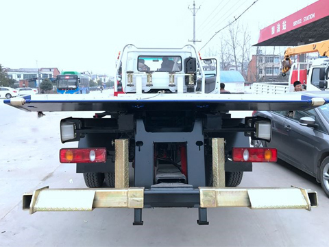Dongfeng 5 ton Road Wrecker Tow Truck with Flatbed