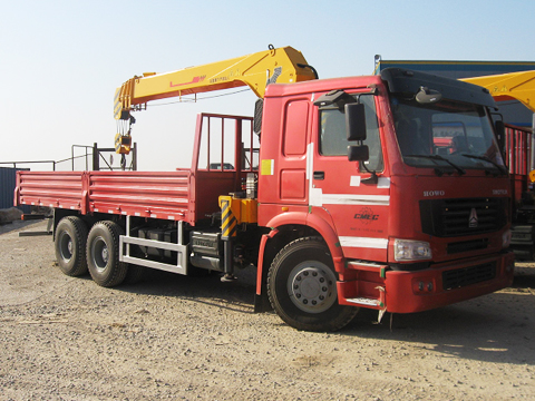 Sinotruk Howo Lorry Truck with 5 ton Streight Arm Crane